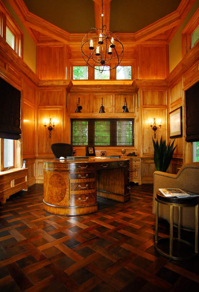 Ispirazione per un ampio studio classico con pavimento in legno massello medio e scrivania autoportante