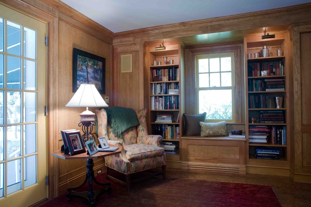 Idéer för ett mellanstort klassiskt hemmabibliotek, med mellanmörkt trägolv