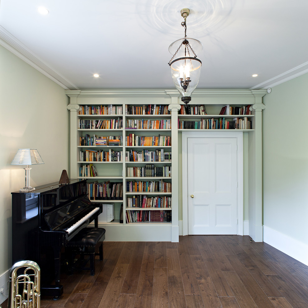 Mittelgroßes Klassisches Arbeitszimmer mit Studio, grüner Wandfarbe und dunklem Holzboden in London