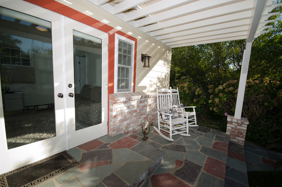 Exterior detached guest house Traditional Home Office Los Angeles