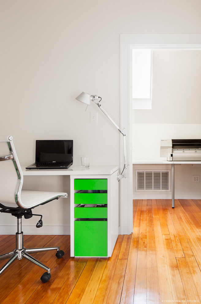 Inspiration för ett mellanstort funkis hemmastudio, med vita väggar, ljust trägolv och ett inbyggt skrivbord