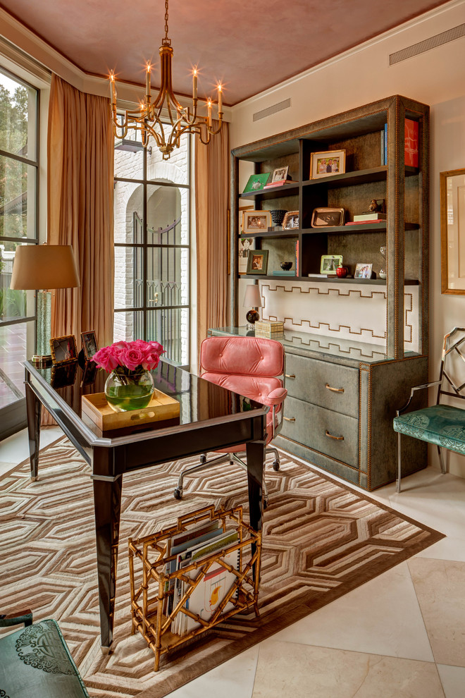Klassisches Arbeitszimmer mit Arbeitsplatz, brauner Wandfarbe, Porzellan-Bodenfliesen und freistehendem Schreibtisch in Houston