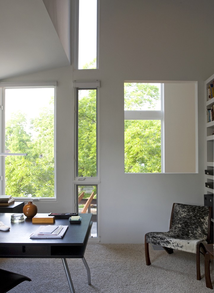 Пример оригинального дизайна: кабинет в стиле модернизм с белыми стенами, ковровым покрытием и отдельно стоящим рабочим столом
