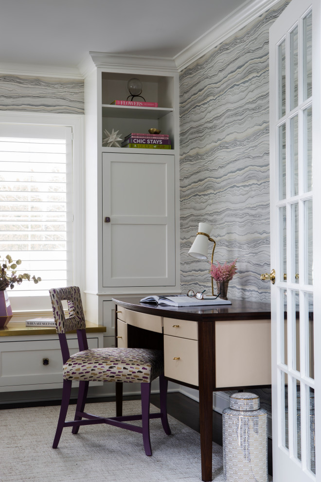 Cette image montre un bureau traditionnel de taille moyenne avec un mur gris, un sol en bois brun, un bureau indépendant, un sol marron et du papier peint.