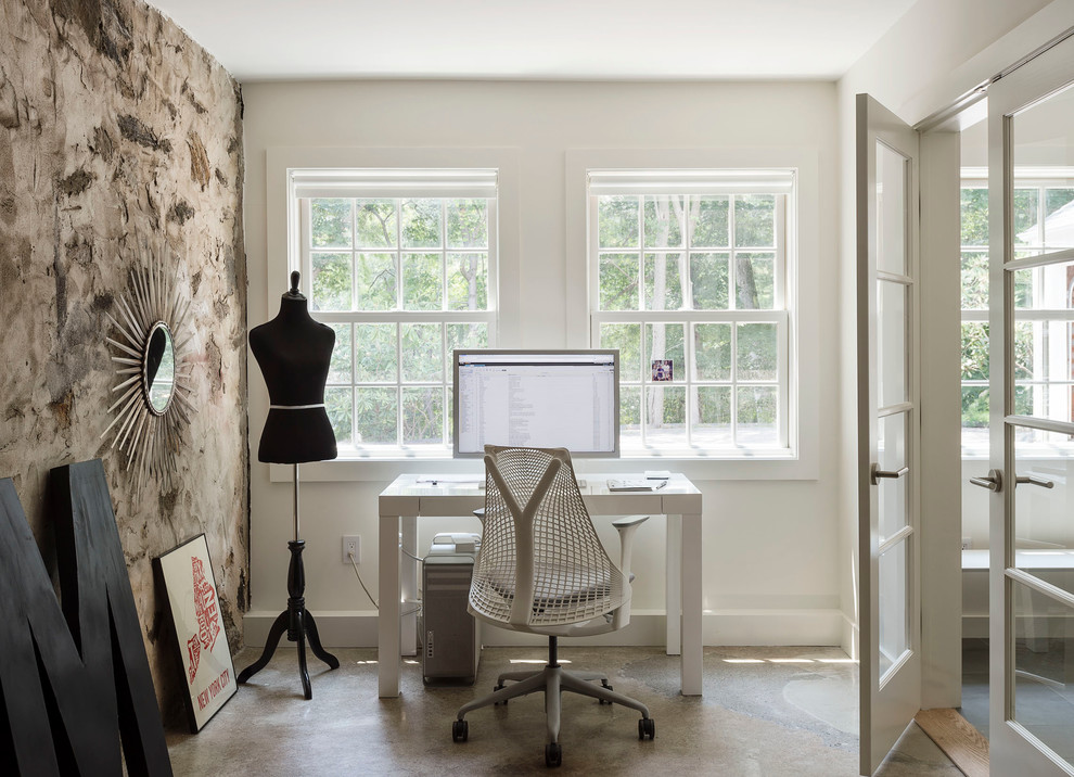 Стильный дизайн: большой кабинет в стиле кантри с белыми стенами и отдельно стоящим рабочим столом без камина - последний тренд
