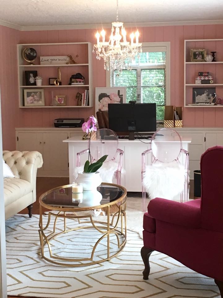Cette image montre un grand bureau traditionnel avec un mur rose, un sol en bois brun, aucune cheminée et un bureau indépendant.