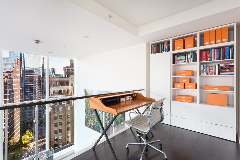Cette photo montre un bureau tendance de type studio avec un mur blanc, parquet foncé, aucune cheminée et un bureau indépendant.