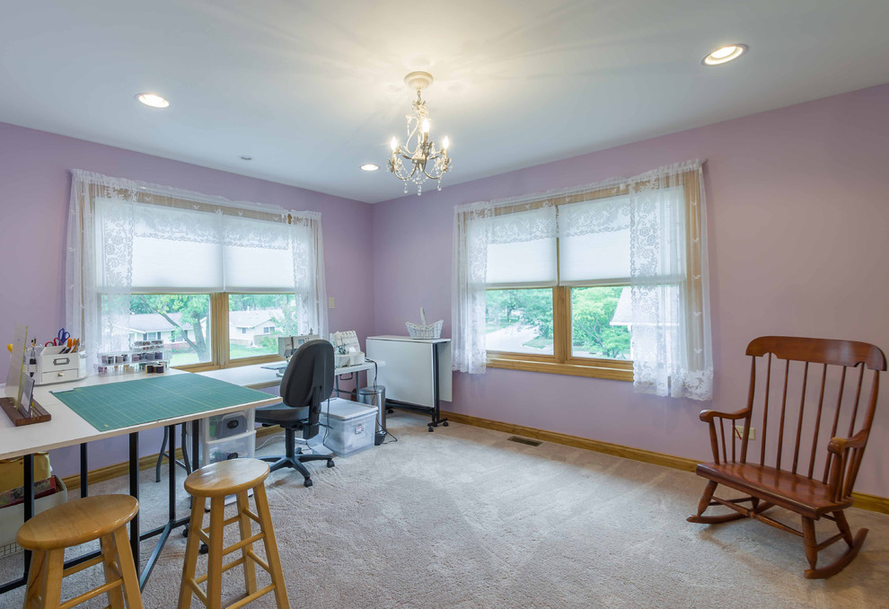 Diseño de despacho blanco tradicional renovado de tamaño medio sin chimenea con paredes púrpuras, suelo de madera en tonos medios, escritorio independiente, suelo gris, papel pintado y papel pintado