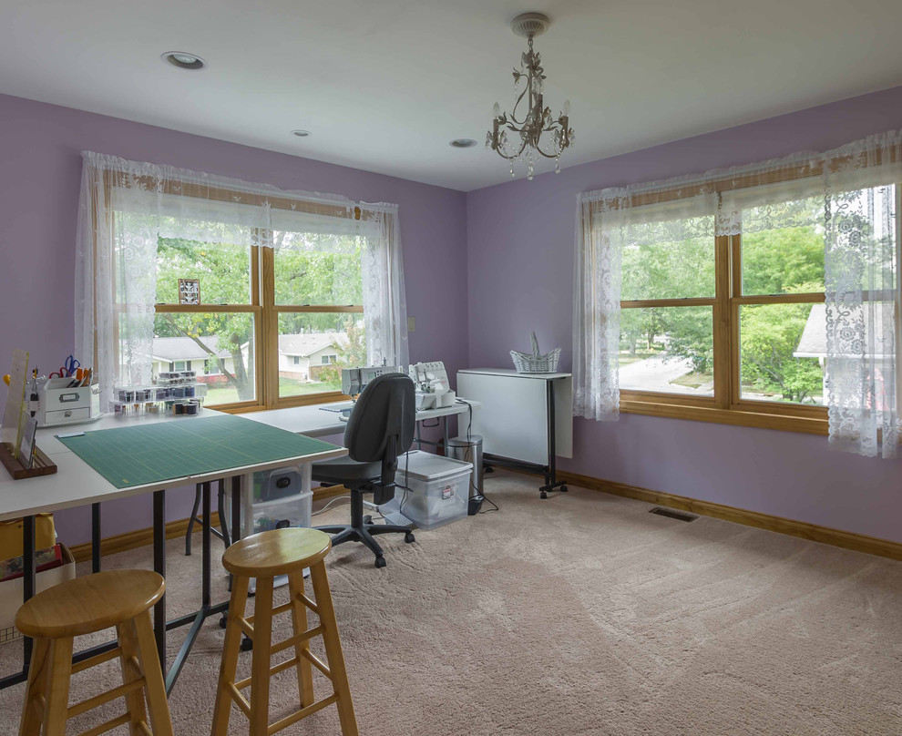 Exemple d'un bureau chic de taille moyenne avec un mur violet, un sol en bois brun, aucune cheminée, un bureau indépendant, un sol gris, un plafond en papier peint et du papier peint.