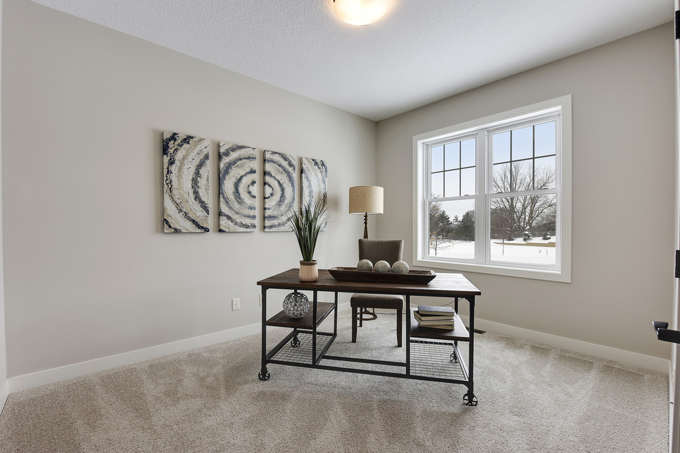 Cette image montre un grand bureau traditionnel avec un mur gris, moquette, un bureau indépendant et un sol blanc.