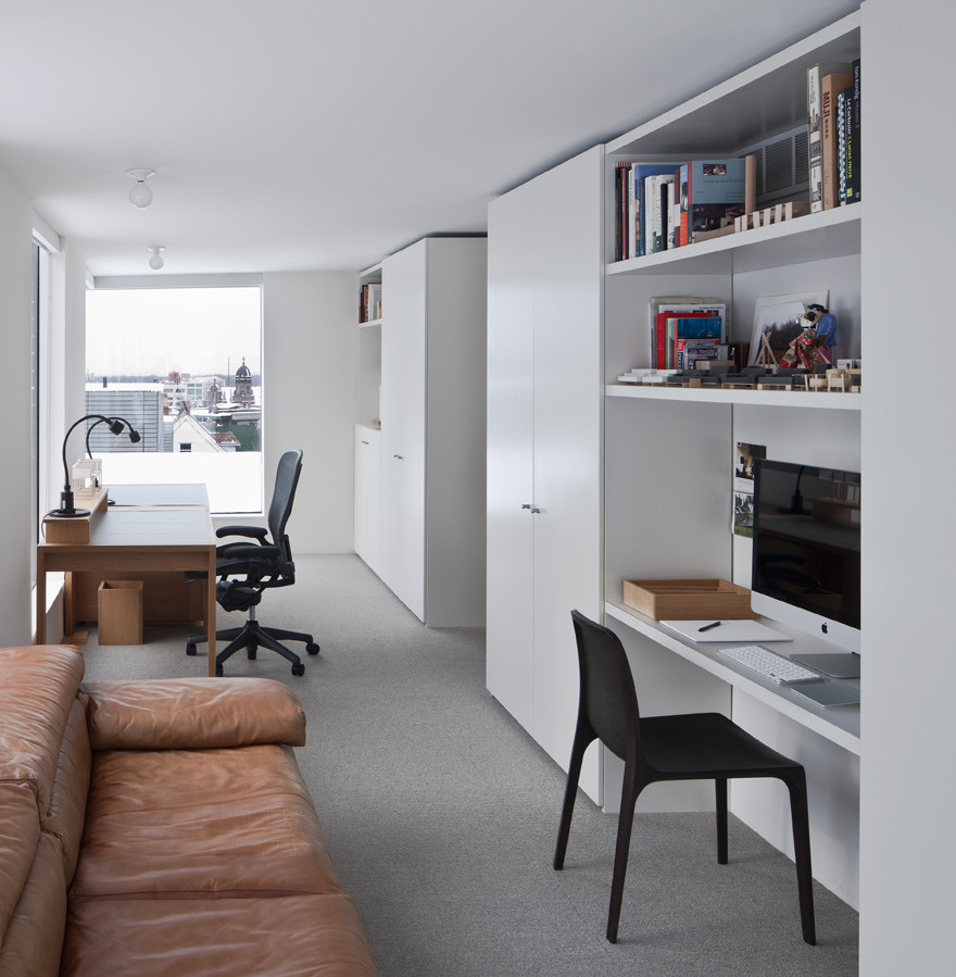 Идея дизайна: кабинет среднего размера в стиле модернизм