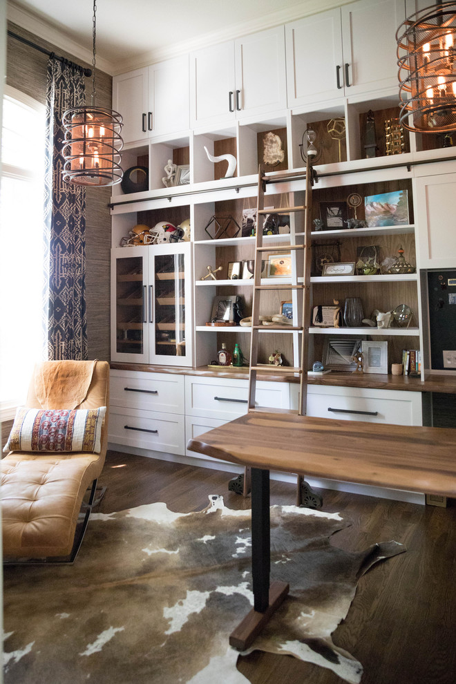 Idéer för att renovera ett vintage arbetsrum, med grå väggar, mörkt trägolv, ett fristående skrivbord och brunt golv