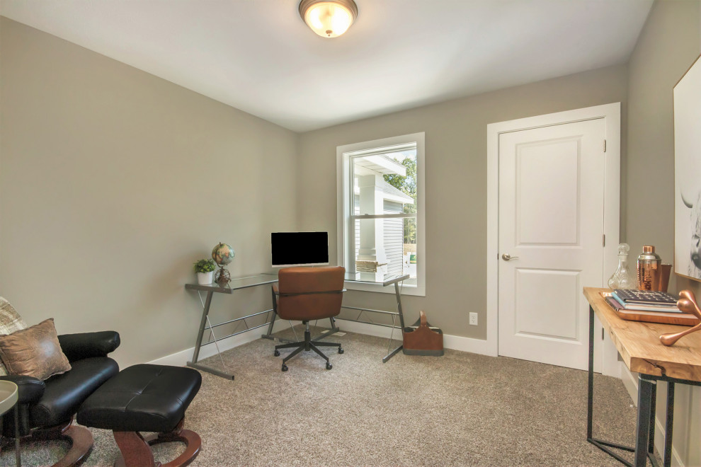 Cette photo montre un bureau tendance de taille moyenne avec un mur gris, moquette, un bureau indépendant et un sol gris.