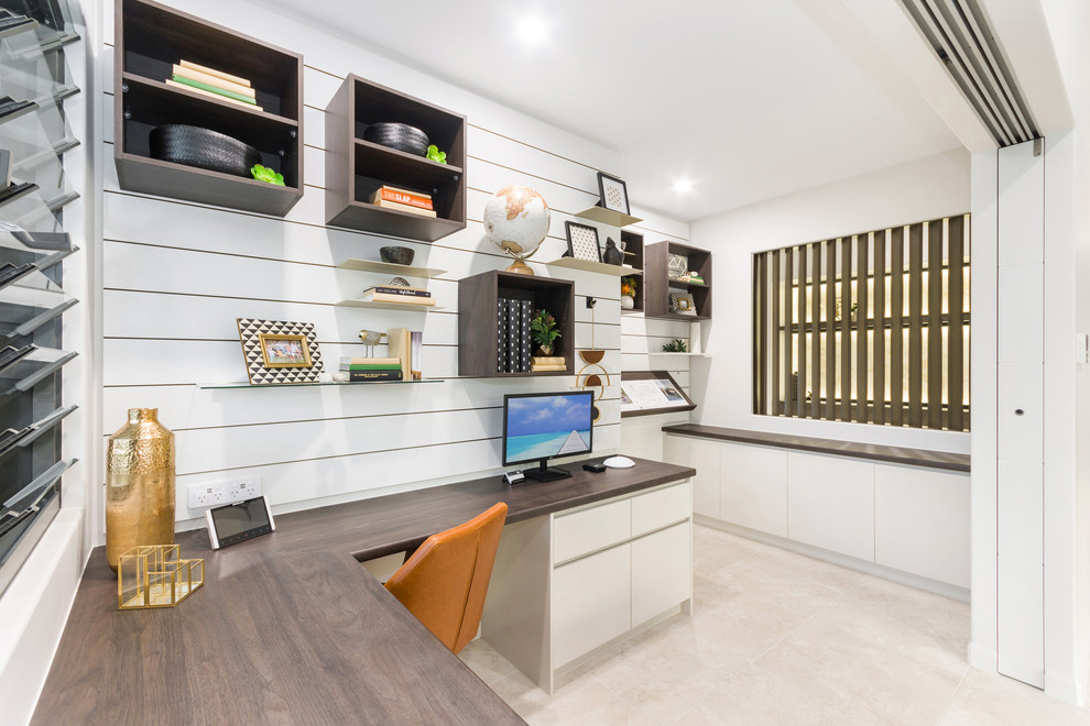 Diseño de despacho contemporáneo grande con suelo de baldosas de cerámica, escritorio empotrado, suelo beige y paredes blancas