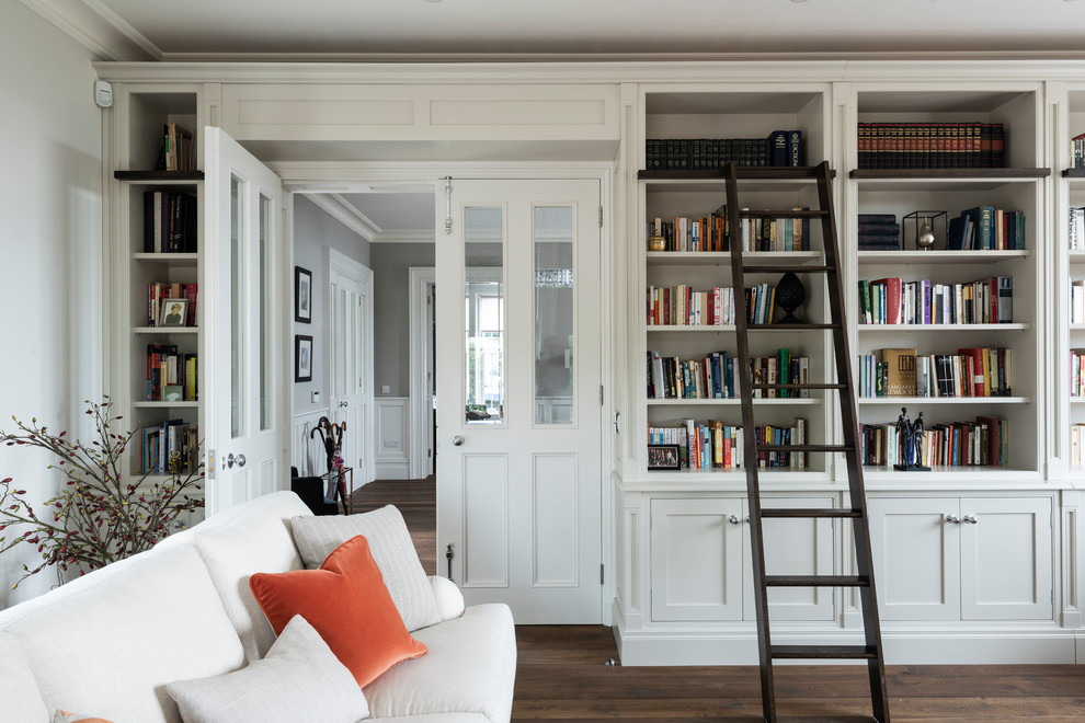 ロンドンにあるトランジショナルスタイルのおしゃれなホームオフィス・書斎 (白い壁、濃色無垢フローリング、茶色い床) の写真