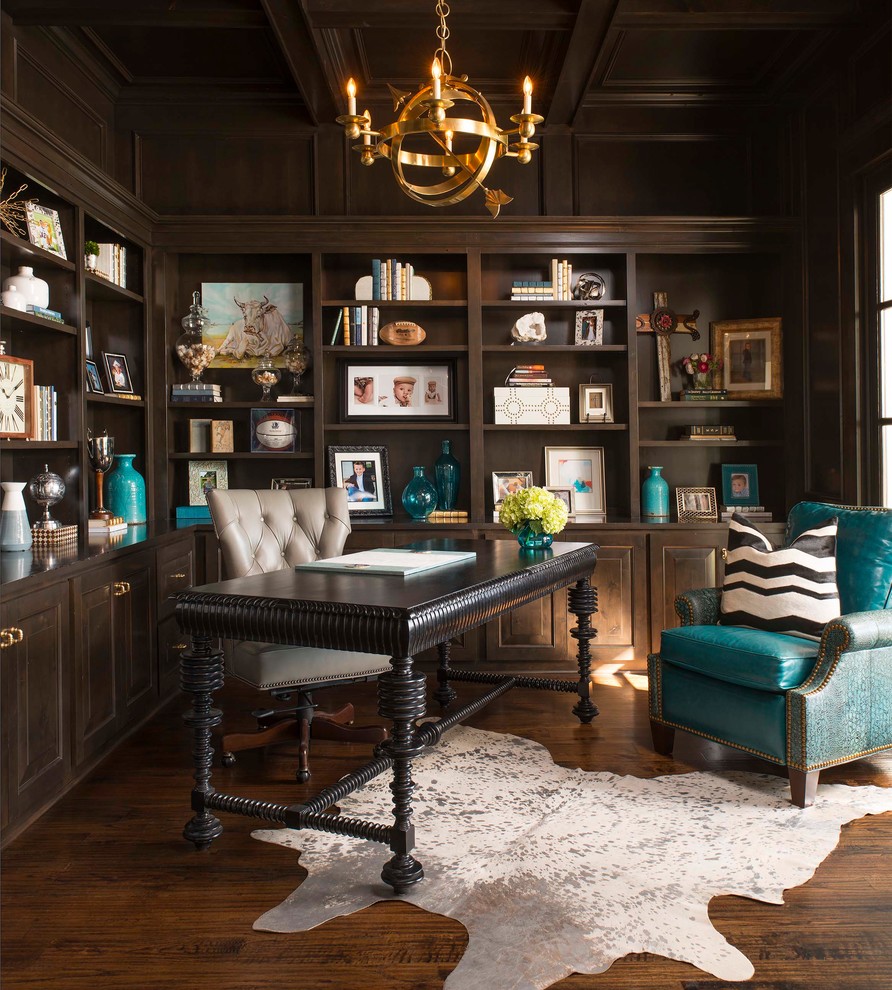 Ejemplo de despacho tradicional con paredes marrones, suelo de madera oscura, escritorio independiente y suelo marrón