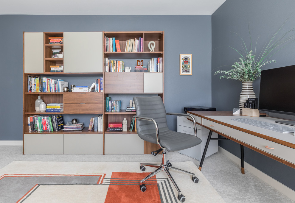 Aménagement d'un bureau contemporain de taille moyenne avec un mur beige, moquette, aucune cheminée, un bureau indépendant et un sol beige.
