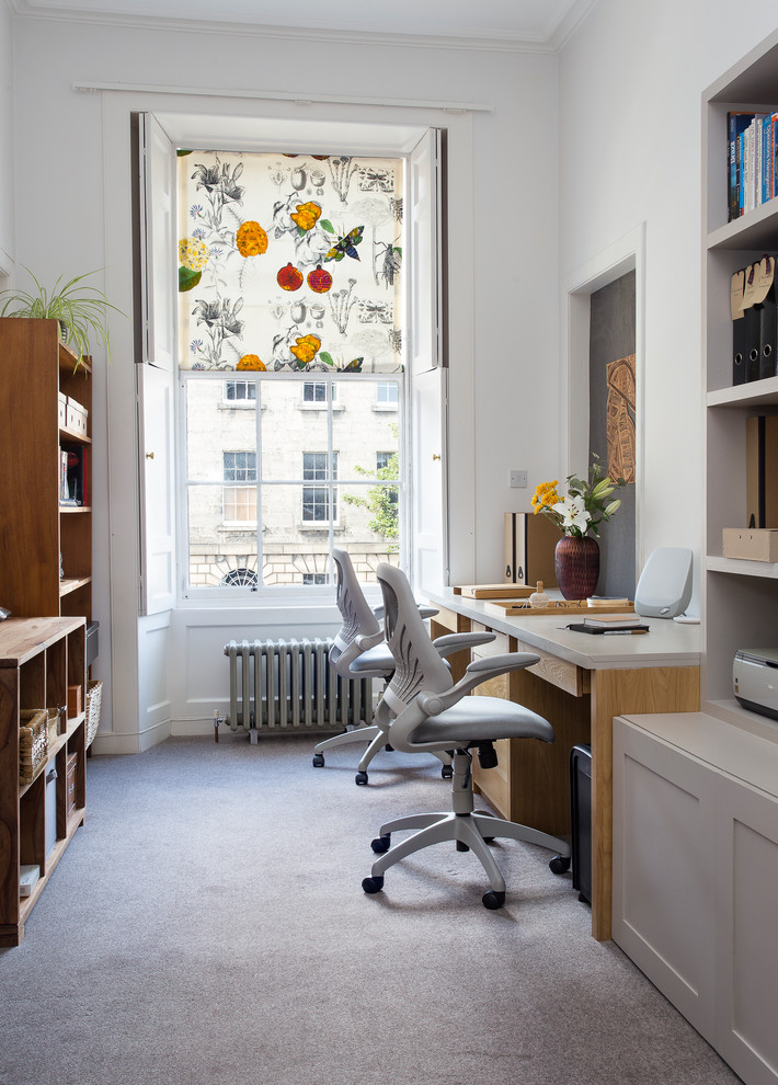 Diseño de despacho clásico renovado con paredes blancas, moqueta, escritorio empotrado y suelo blanco