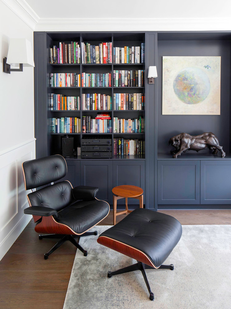 Imagen de despacho clásico renovado sin chimenea con paredes blancas y suelo de madera oscura