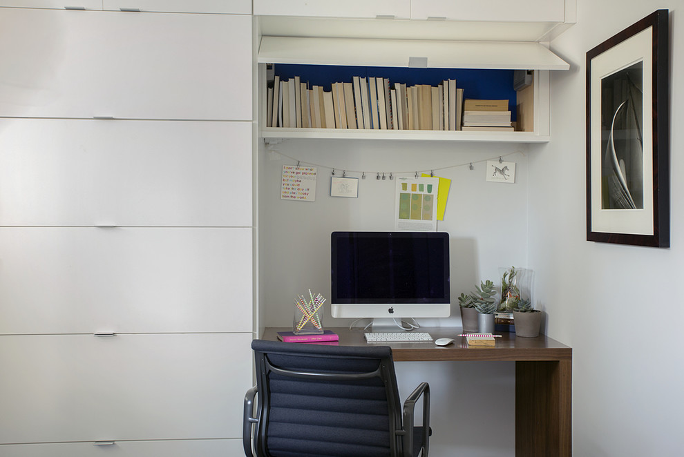 Cette image montre un petit bureau design avec un mur blanc et un bureau intégré.