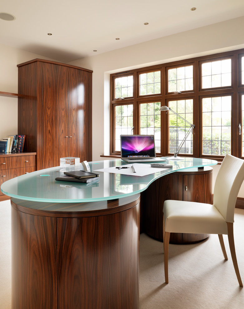 Diseño de despacho actual grande con moqueta y escritorio independiente