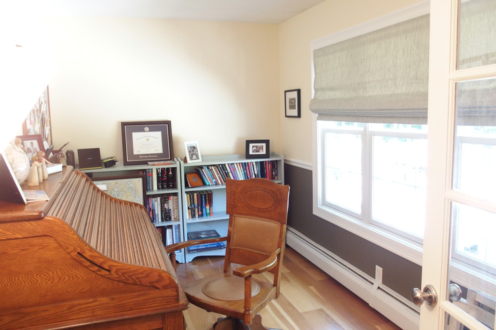 Idéer för små vintage hemmastudior, med gula väggar, ett fristående skrivbord, ljust trägolv och brunt golv