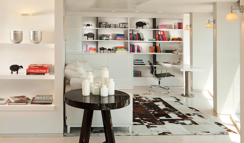 На фото: кабинет в стиле модернизм с белыми стенами и встроенным рабочим столом
