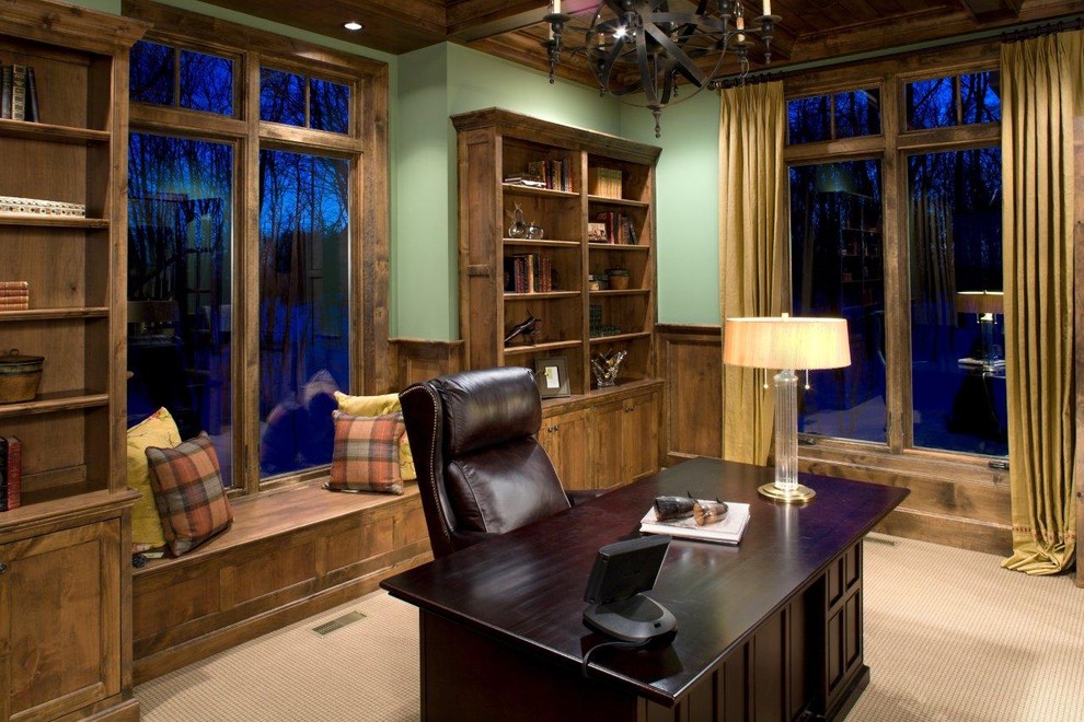 ミネアポリスにあるトラディショナルスタイルのおしゃれなホームオフィス・書斎 (緑の壁) の写真