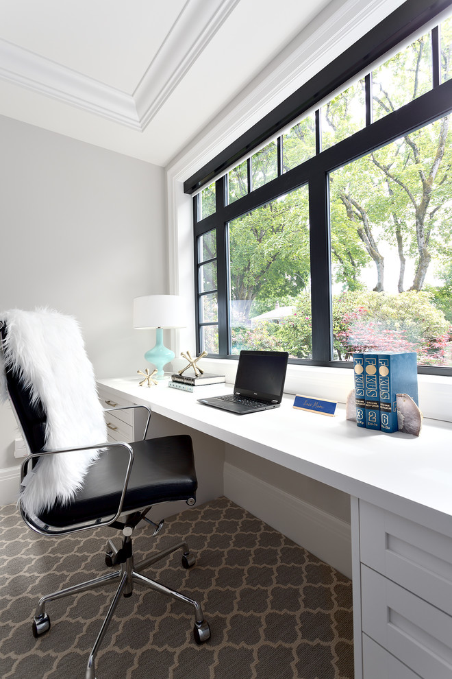 Idee per un ufficio chic di medie dimensioni con pareti grigie, moquette, scrivania incassata e pavimento grigio
