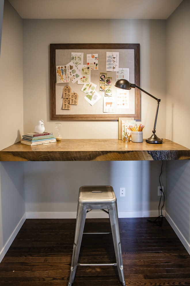 Источник вдохновения для домашнего уюта: кабинет в современном стиле с серыми стенами