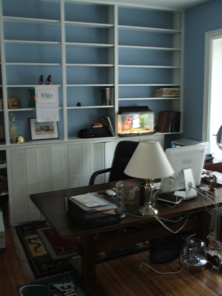 Example of a home office design in Philadelphia