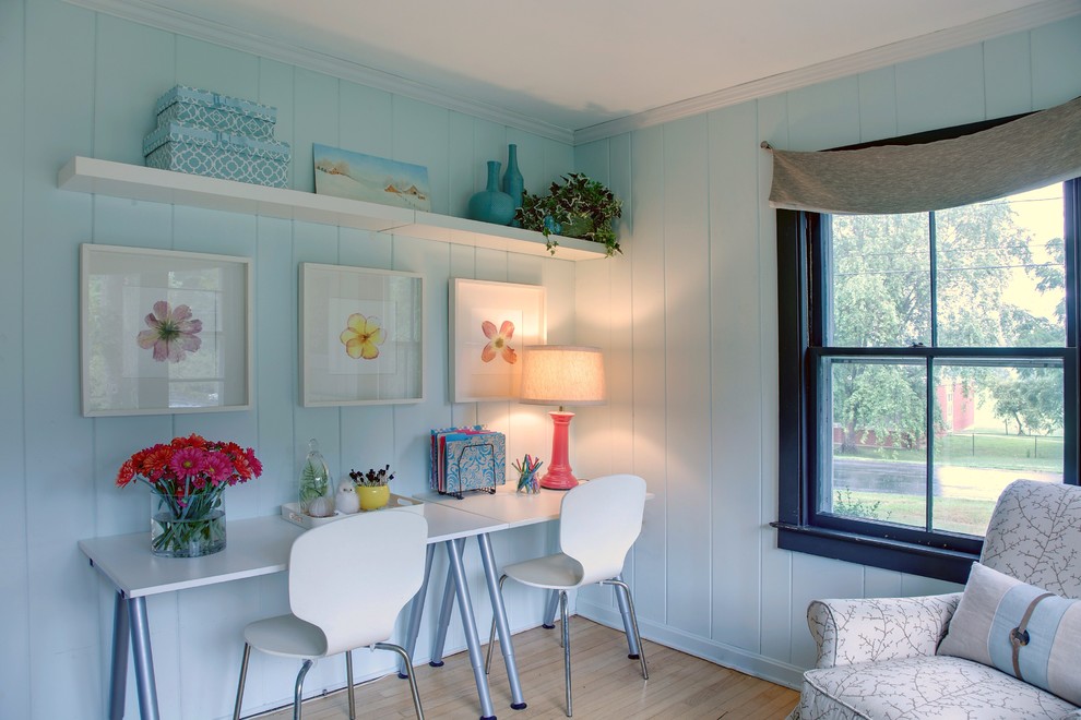 На фото: кабинет среднего размера в стиле неоклассика (современная классика) с синими стенами, светлым паркетным полом и отдельно стоящим рабочим столом с