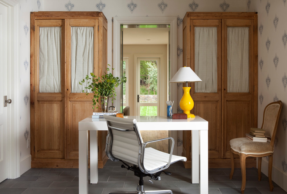 Источник вдохновения для домашнего уюта: маленькое рабочее место в стиле кантри с белыми стенами, полом из сланца и отдельно стоящим рабочим столом для на участке и в саду