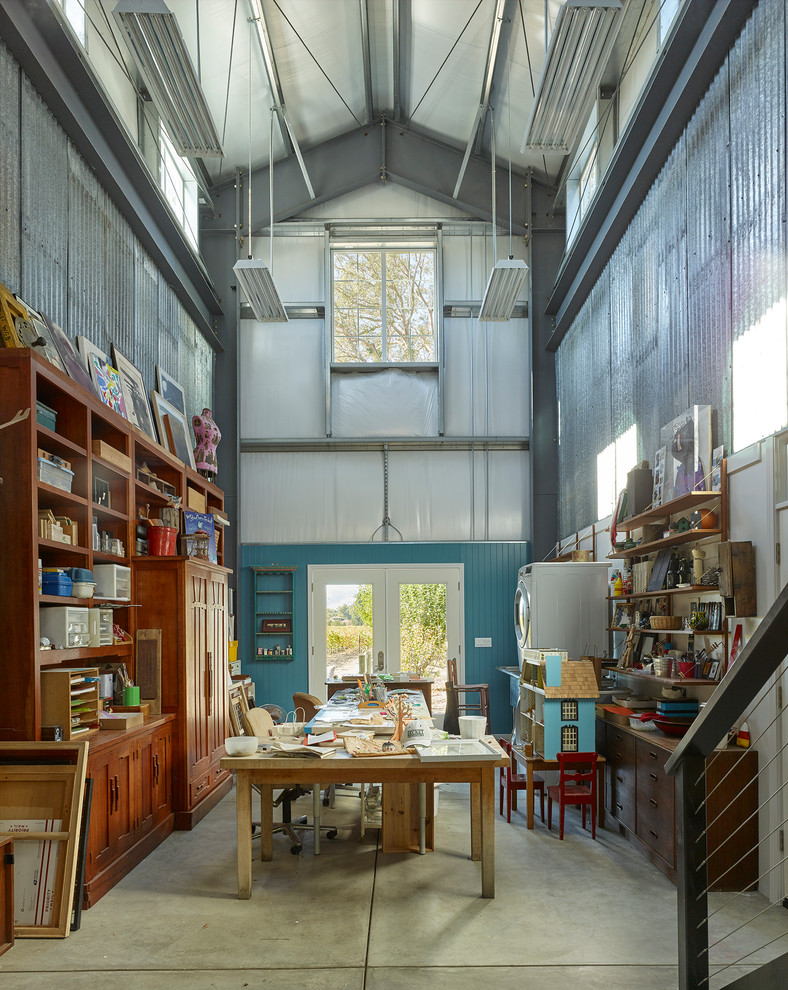 Свежая идея для дизайна: домашняя мастерская в стиле кантри с синими стенами, бетонным полом, отдельно стоящим рабочим столом и серым полом - отличное фото интерьера