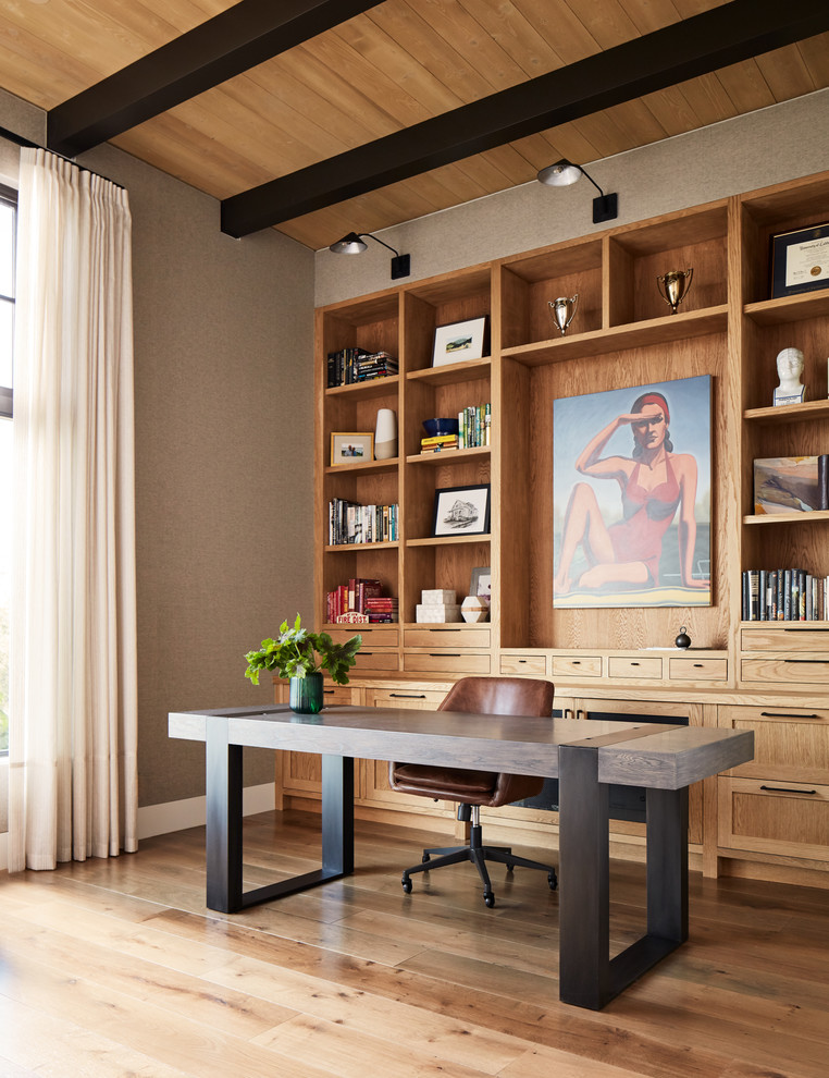 На фото: кабинет в стиле кантри с серыми стенами, отдельно стоящим рабочим столом и паркетным полом среднего тона
