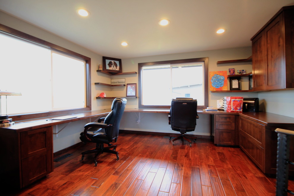 Imagen de despacho de estilo de casa de campo grande sin chimenea con paredes beige, suelo de madera en tonos medios y escritorio empotrado