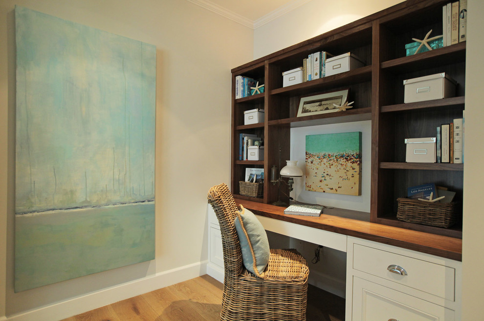 Foto de despacho de estilo de casa de campo de tamaño medio sin chimenea con paredes beige, suelo de madera en tonos medios y escritorio empotrado