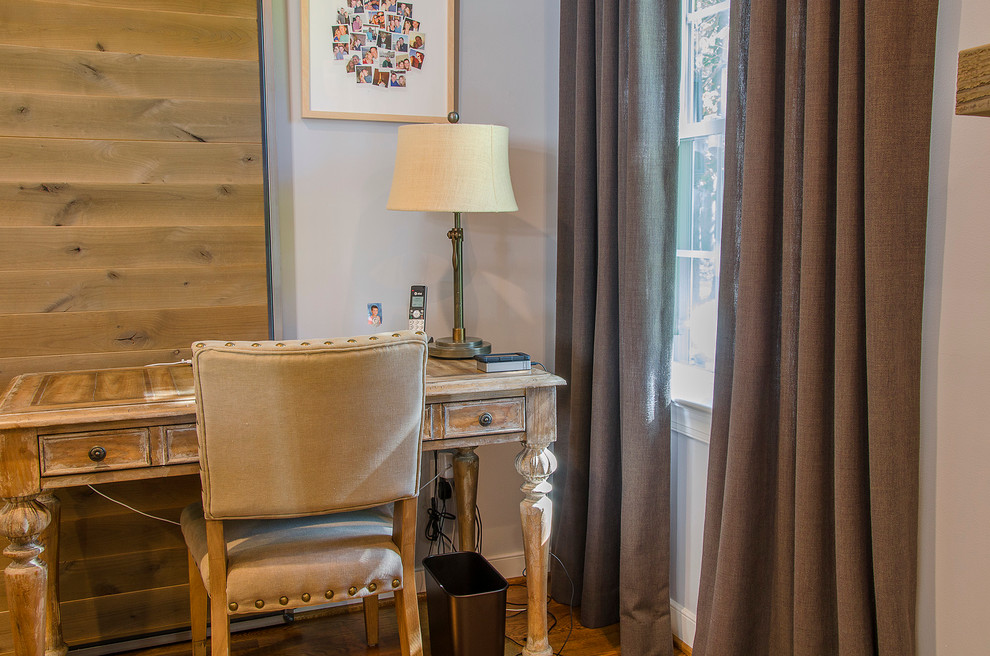Exemple d'un petit bureau nature avec un mur gris, un sol en bois brun, une cheminée standard, un manteau de cheminée en pierre et un bureau indépendant.