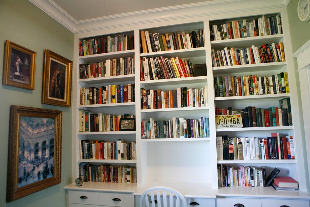 ポートランドにある中くらいなカントリー風のおしゃれな書斎 (緑の壁、濃色無垢フローリング、造り付け机) の写真