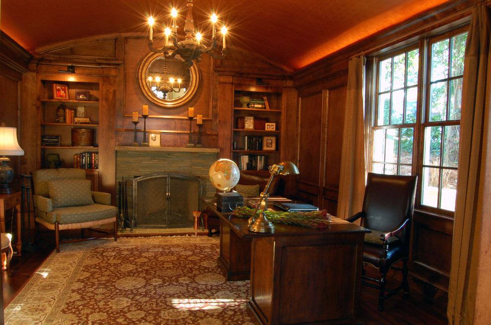 シャーロットにあるトラディショナルスタイルのおしゃれなホームオフィス・書斎の写真