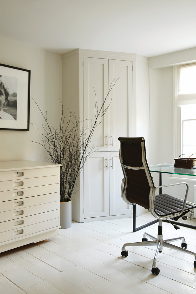Esempio di uno studio moderno di medie dimensioni con pareti bianche, pavimento in legno verniciato e scrivania autoportante
