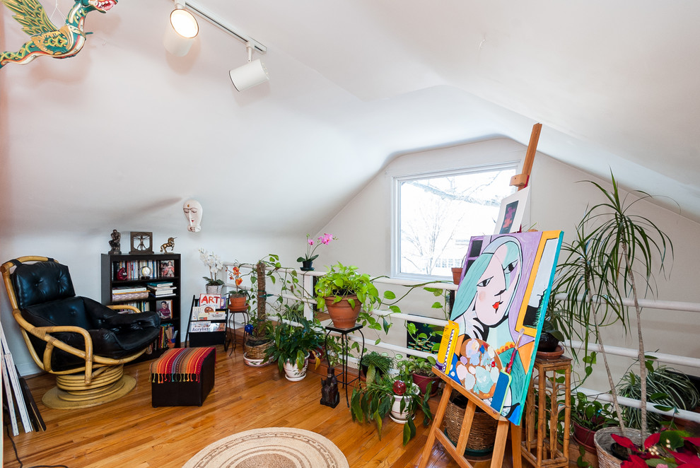 Idee per un atelier eclettico con pareti bianche, pavimento in legno massello medio e pavimento marrone