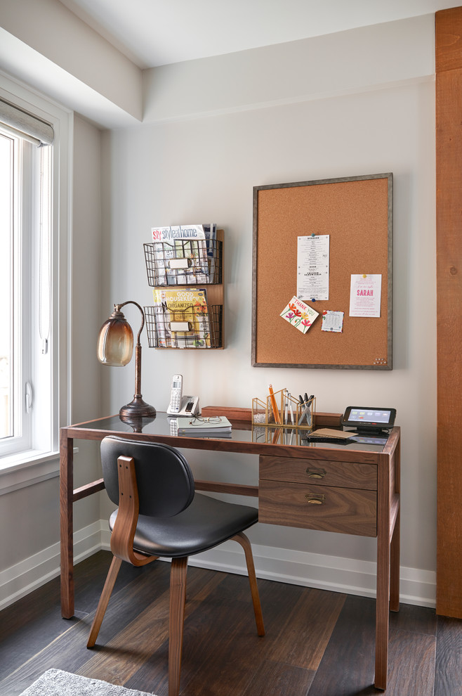 Ejemplo de despacho retro pequeño sin chimenea con suelo de madera oscura, escritorio independiente, suelo marrón y paredes grises