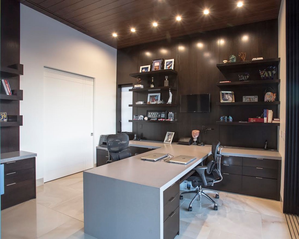 Immagine di un grande ufficio classico con pareti bianche, pavimento in gres porcellanato e scrivania incassata