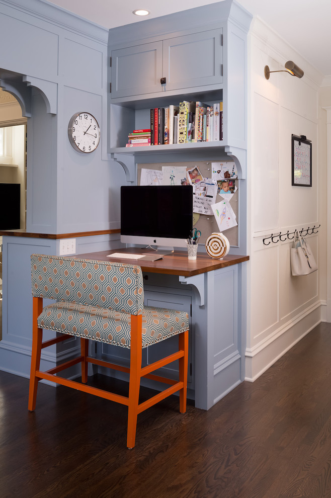 Réalisation d'un petit bureau tradition avec un mur bleu, parquet foncé, un bureau intégré, un sol marron et aucune cheminée.