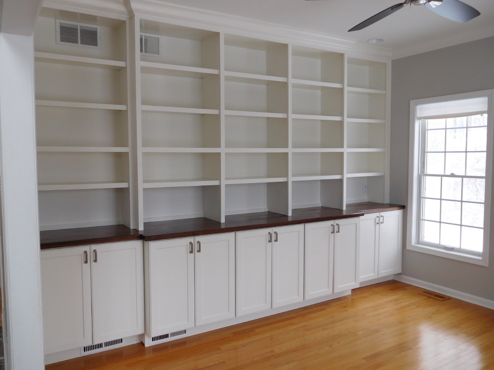 Inspiration pour un bureau traditionnel de taille moyenne avec un mur gris, un sol en bois brun, aucune cheminée, un sol marron et un bureau intégré.