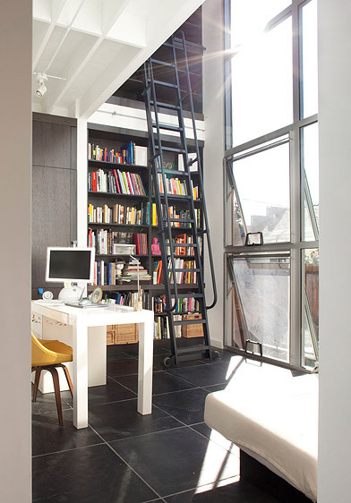 サンフランシスコにあるコンテンポラリースタイルのおしゃれなホームオフィス・書斎 (黒い床) の写真