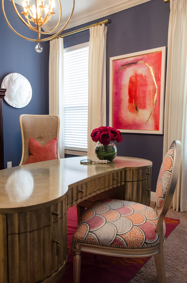 Exemple d'un petit bureau éclectique avec un mur bleu, moquette, un bureau indépendant et un sol beige.