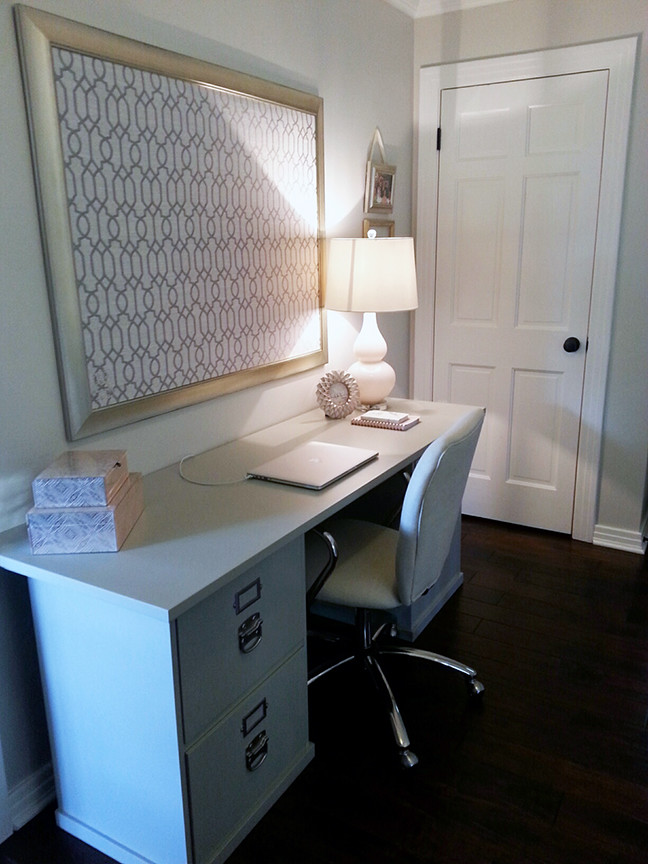 Idéer för ett litet klassiskt arbetsrum, med grå väggar, mellanmörkt trägolv, ett fristående skrivbord och brunt golv