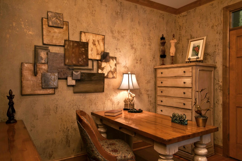 Exempel på ett klassiskt arbetsrum, med beige väggar, mellanmörkt trägolv och ett fristående skrivbord